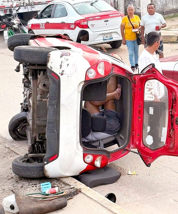 ¡MUJER TAXISTA SE DUERME Y CAE DE PUENTE EN COATZACOALCOS!