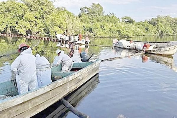 ¡RECLAMAN POBLADORES POR DERRAME DE PEMEX!