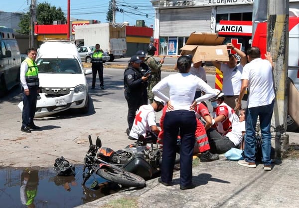 ¡PAREJA DE MOTOCICLISTAS HERIDOS POR ENCONTRONAZO!