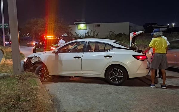 ¡ADULTO MAYOR COLISIONA CONTRA CAMELLÓN EN EL BULEVAR FIDEL VELÁZQUEZ!