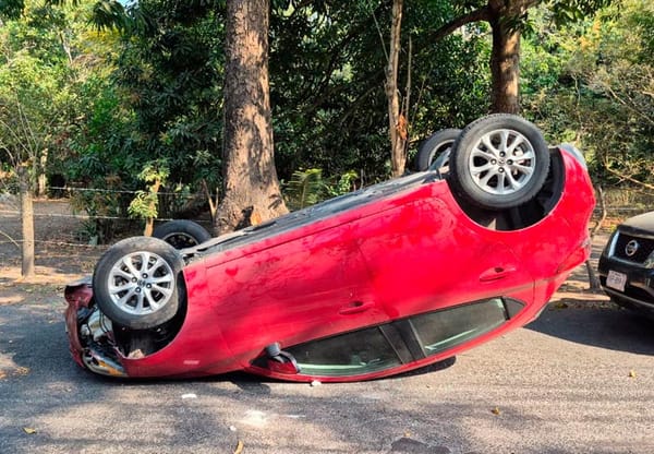 ¡VOLCÓ EN LA CARRETERA ESTATAL DE PLAYA DE VACAS!