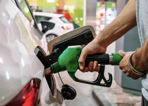 ¡PRECIOS DE GASOLINA EN LOS EU ALCANZAN SU NIVEL MÁS ALTO DESDE 2023 POR LA GUERRA CON IRÁN!