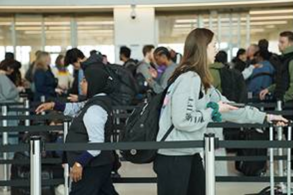 ¡ACECHAN LARGAS FILAS A AEROPUERTOS DE EU!