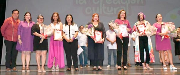 ENTREGAN RECONOCIMIENTOS A MUJERES CON TRAYECTORIA EN LA CREACIÓN CULTURAL