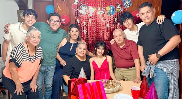 TAYLI HERNÁNDEZ JIMÉNEZ CELEBRA SUS 23 AÑOS EN FAMILIA