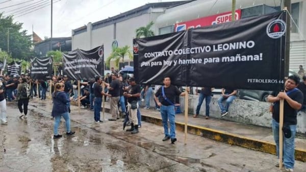¡TRABAJADORES PETROLEROS MARCHAN “DE LUTO” EN TABASCO POR CONTRATO COLECTIVO QUE SEÑALAN DE “LEONINO”!