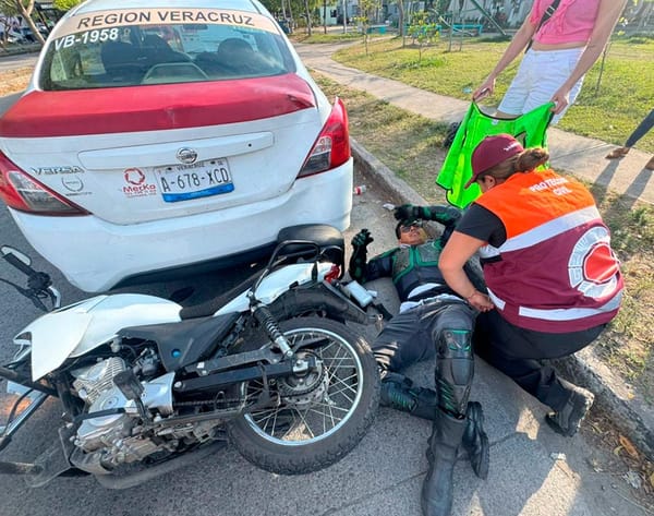 ¡MOTOCICLISTA SE ESTRELLA CONTRA TAXI ESTACIONADO EN PUENTE MORENO!