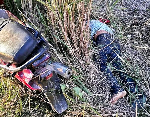 ¡SALE VOLANDO CON LA MOTO!