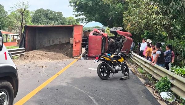 ¡VUELCA CAMIÓN DE CARGA Y OPERADOR RESULTÓ LESIONADO!