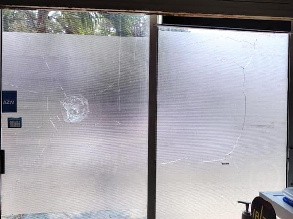 ¡VÁNDALO SE TIRA SU “FIRMA” Y DAÑA LOCAL A PEDRADAS!