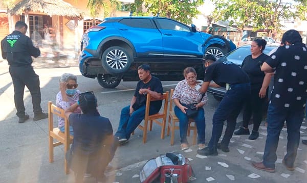 ¡CAMIONETA ACABA MONTADA SOBRE AUTO ESTACIONADO!